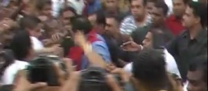 Mahinda-Rajapaksa-Attempts-To-Attack-UPFA-Supporter